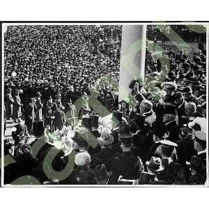  President Warren Gamaliel Harding waving to crowd 1921 