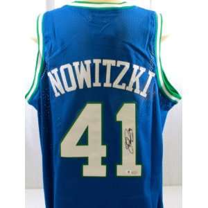  Dirk Nowitzki Signed Jersey   GAI   Autographed NBA 