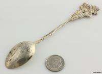 This vintage collectors spoon features a grape bunch at the top of the 