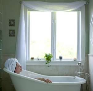 Best Window Decor Ideas for Bathrooms  