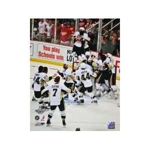  Pittsburgh Penguins Team Celebration 2009 Unsigned 16X20 