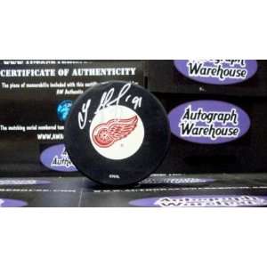 Sergei Fedorov Autographed Hockey Puck (Detroit Red Wings)